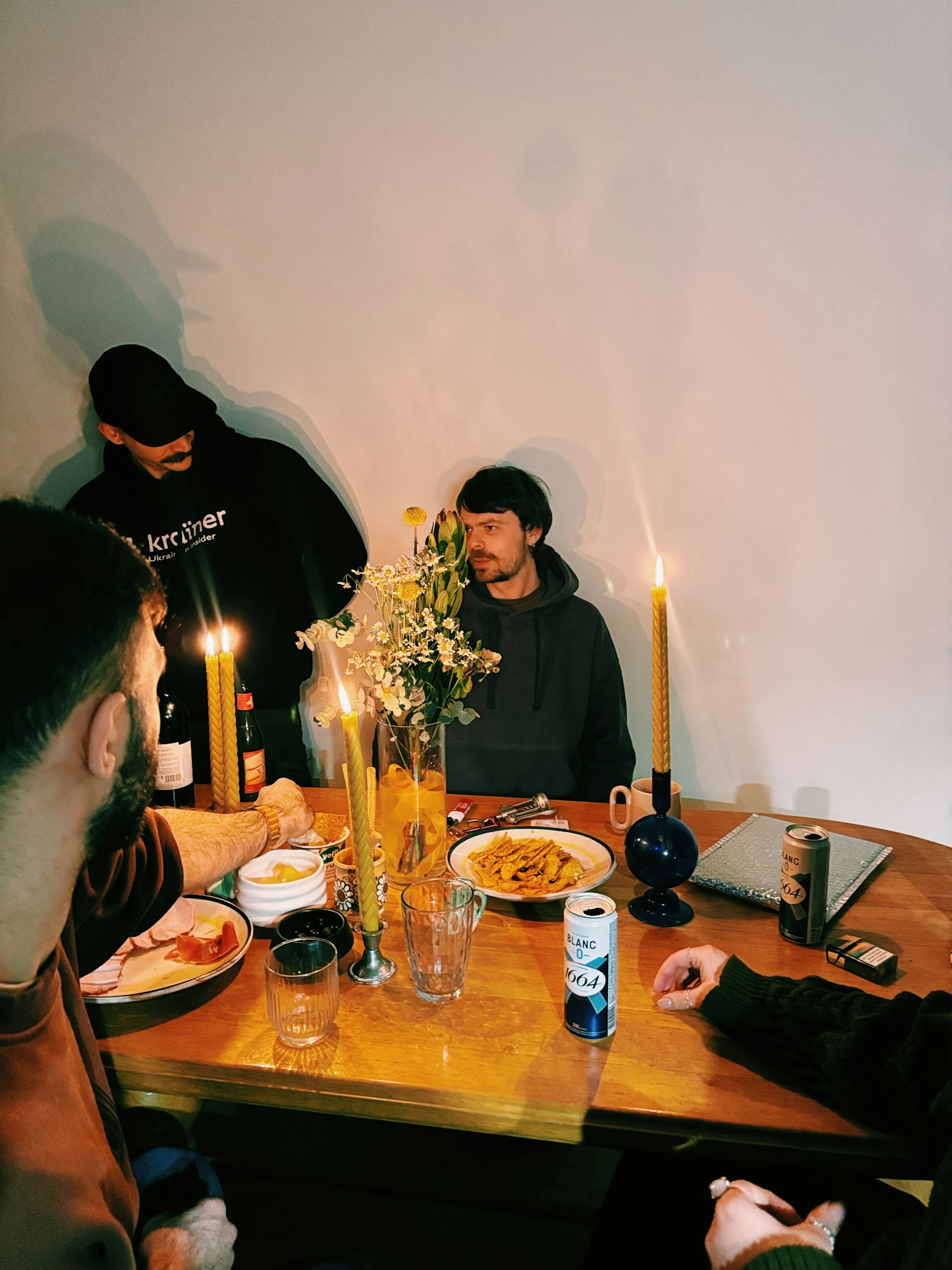 Grupo de amigos em uma conversa depois do jantar